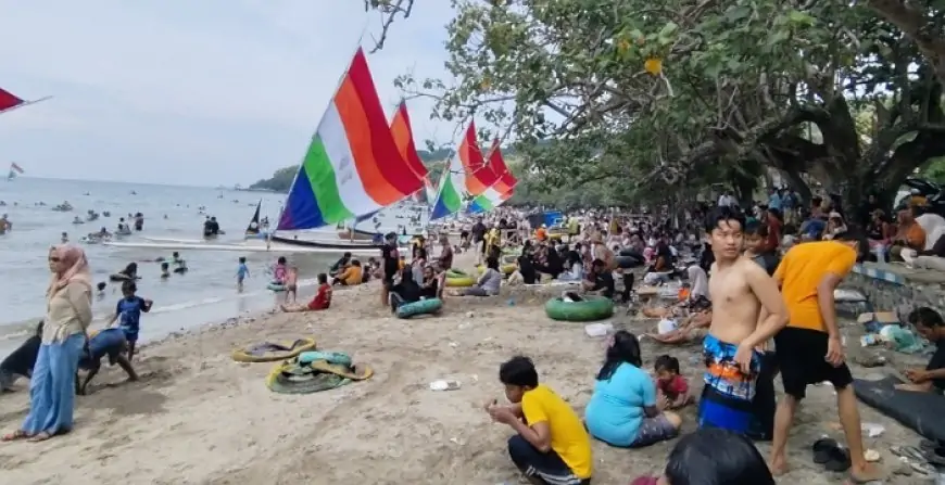 Libur Tahun Baru 2026, Ribuan Wisatawan Padati Wisata Bahari Pasir Putih Situbondo