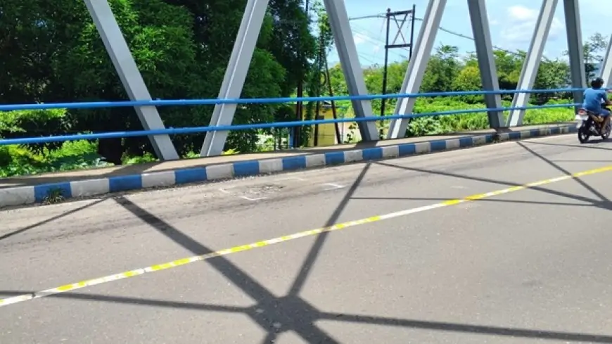 Berbahaya! Lubang di Jembatan Arjowinangun Pacitan Dikeluhkan Pengendara