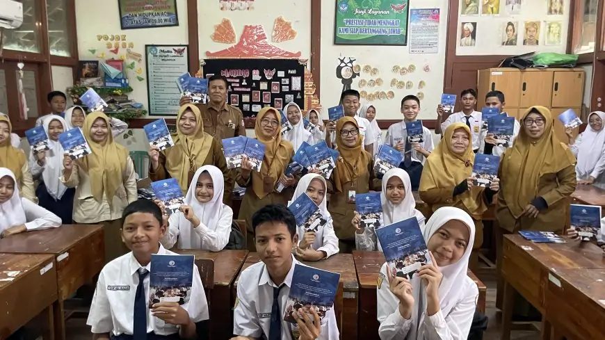 Siswa SMPN 1 Lamongan Terima Bantuan Buku Tulis dari Presiden Prabowo