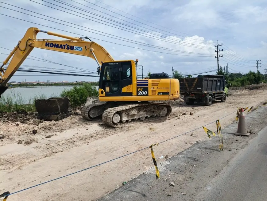 Saluran Air Hancur, Proyek Pelebaran Jalan Nasional Gresik Menuai Polemik