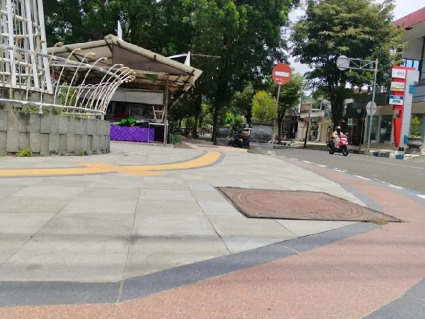 Jalur Akses Disabilitas Tunanetra di Alun-alun Pacitan Dinilai Belum Inklusif