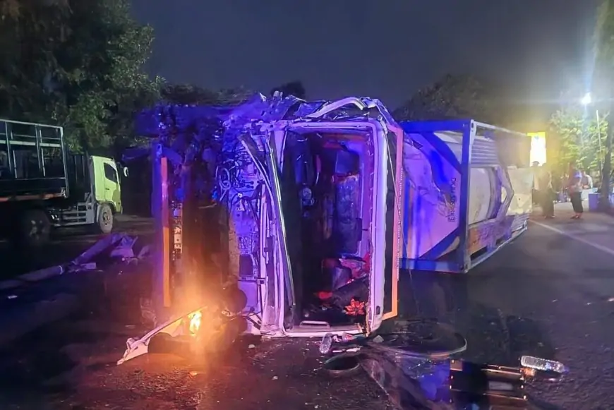 Truk Tangki Tabrak Median dan Tronton di Lamongan, Lalu Lintas Lumpuh