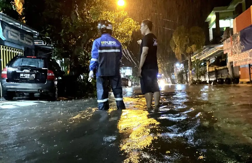 Dua Jam Diguyur Hujan, Jalan Basuki Rahmat Kota Lamongan Terendam Banjir