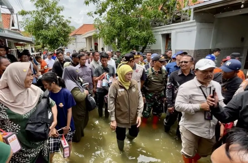 Gubernur Khofifah Tinjau Banjir Lamongan, Tekankan Normalisasi Kanal Sepanjang 9 Kilometer