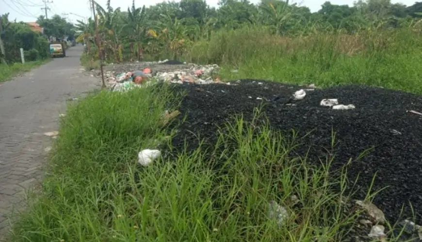 Limbah Diduga Sisa Produksi Pabrik Dibuang di Pinggir Jalan Prambangan Gresik
