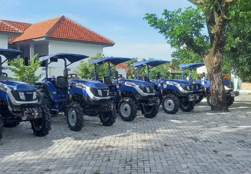Bantuan Traktor  dan Rotavator Dukung Pola Tanam 1300 Hektare