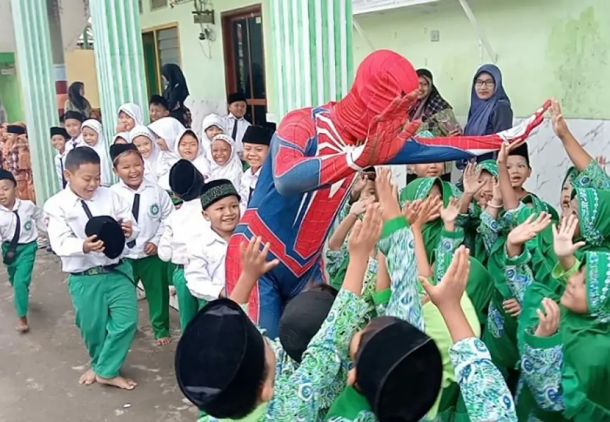 Heboh! Spiderman Antarkan Makanan Bergizi Gratis ke MI Bustanul Ulum