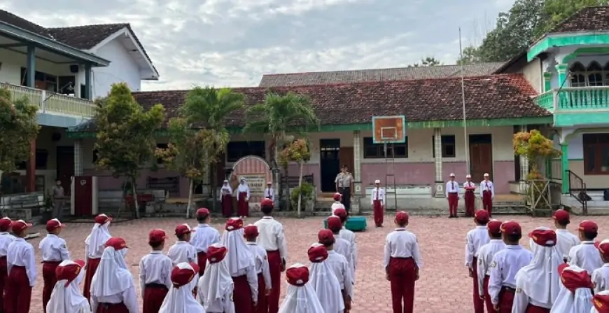 Dari Upacara hingga Motivasi, Peran Polisi di Sekolah Trenggalek