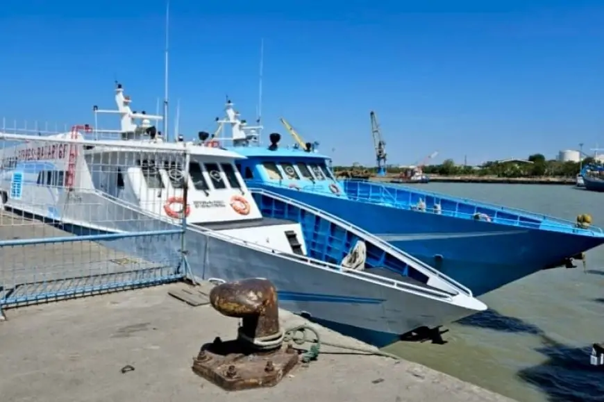 Cuaca Ekstrem Lumpuhkan Total Pelayaran Gresik–Bawean, Ratusan Penumpang Tertahan