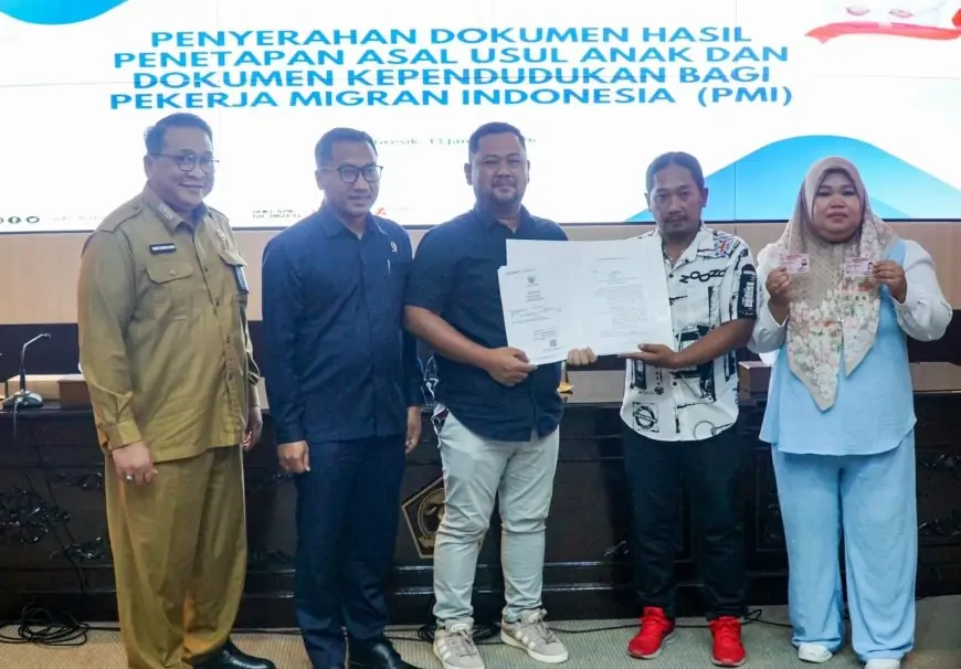 Lindungi Anak Pekerja Migran, Bupati Gresik Serahkan Dokumen Asal Usul dan Adminduk
