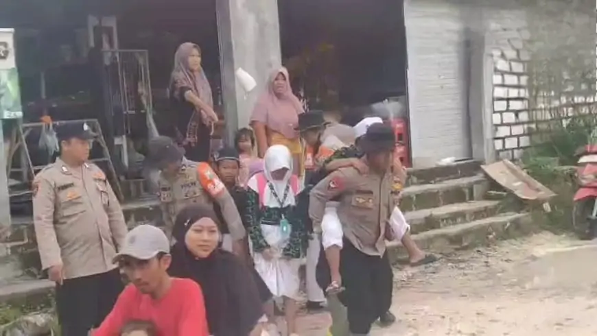 Terjang Banjir, Personel Polres Lamongan Gendong Siswa ke Sekolah