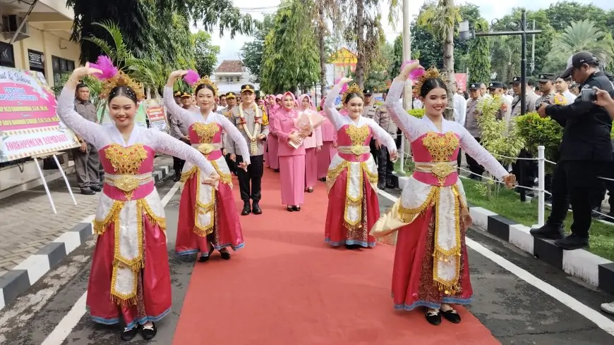 Lantunan Sholawat Nariyah dan Tari Pandhalungan Warnai Kedatangan Kapolres Baru Situbondo