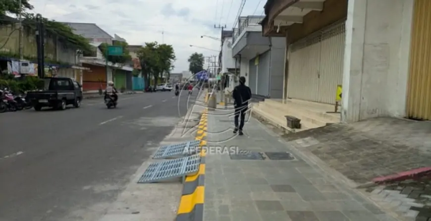 Tanpa Guiding Block, Revitalisasi Trotoar Jalan Teuku Umar Tulungagung Dinilai Kebiri Hak Disabilitas