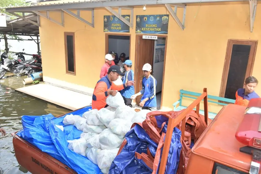 Pemkab Lamongan Salurkan 14 Ton Sembako untuk Warga Terdampak Banjir Bengawan Jero