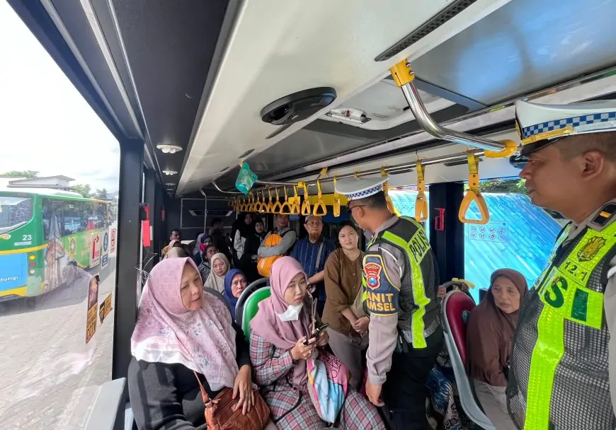Cegah Pengemudi Bus Ugal-Ugalan, Satlantas Polres Gresik Menyapa Berikan Edukasi Driver Trans Jatim