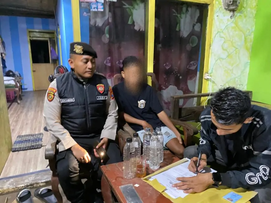 Sikat Peredaran Miras, Sat Samapta Polres Situbondo Amankan Puluhan Botol Arak