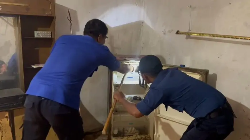 Damkar Lamongan Evakuasi Ular Kobra Sembunyi di Dalam Kulkas