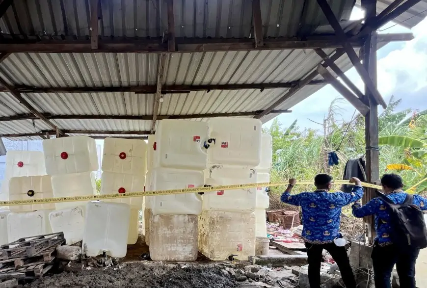 DLH Gresik Segel Gudang Pencucian Ratusan Jeriken Limbah B3