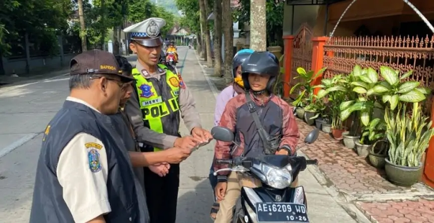 Tak Hanya Razia, Polres Trenggalek "Colek" Kesadaran Pajak Warga di Jalan