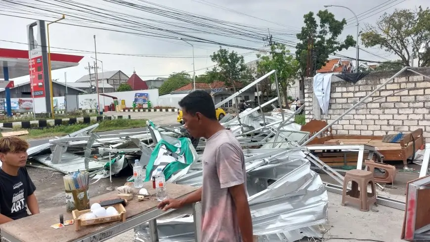 Terjangan Puting Beliung di Lamongan Robohkan Warung hingga Rusak Gudang Dedak
