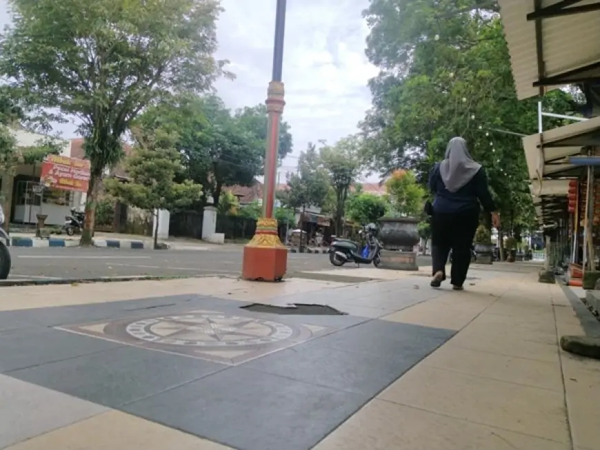 Pejalan Kaki Nyaris Terjatuh, Trotoar Timur Alun-alun Pacitan Rusak dan Licin