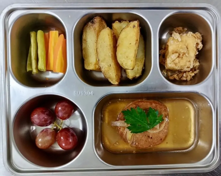 Menu Selat Solo Ala MBG Disambut Antusias Ribuan Siswa Bondowoso