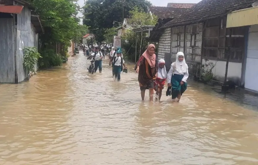 Sungai Moropelang Lamongan Meluap, Rendam Puluhan Rumah dan Akses Jalan
