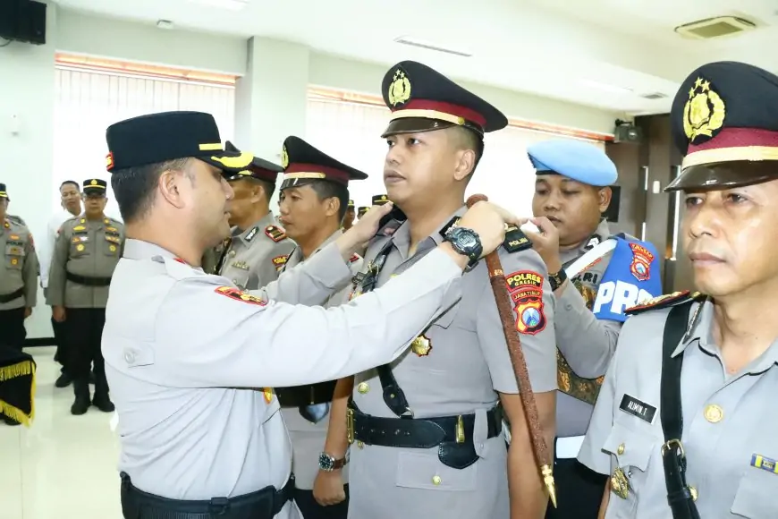 Lima Kapolsek Berganti, Kapolres Gresik Tekankan Pelayanan Humanis dan Adaptasi Cepat