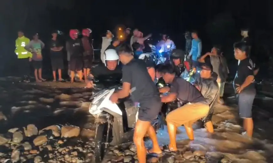 Tanggul Jebol, Banjir Luapan Tutup Jalur Pantura Situbondo hingga Macet Total