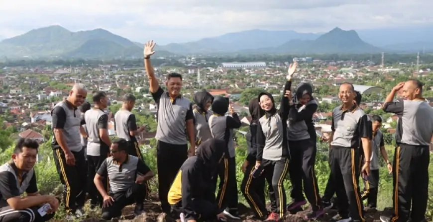 Jaga Kebugaran dan Soliditas Personel, Polres Trenggalek Gelar Jalan Sehat di Puncak Margo Esis