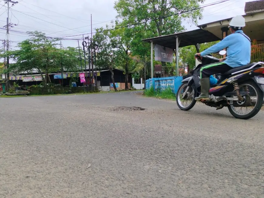 Lubang Menganga di Jalan Kolonel Sugiono Pacitan, Pengendara Nyaris Celaka
