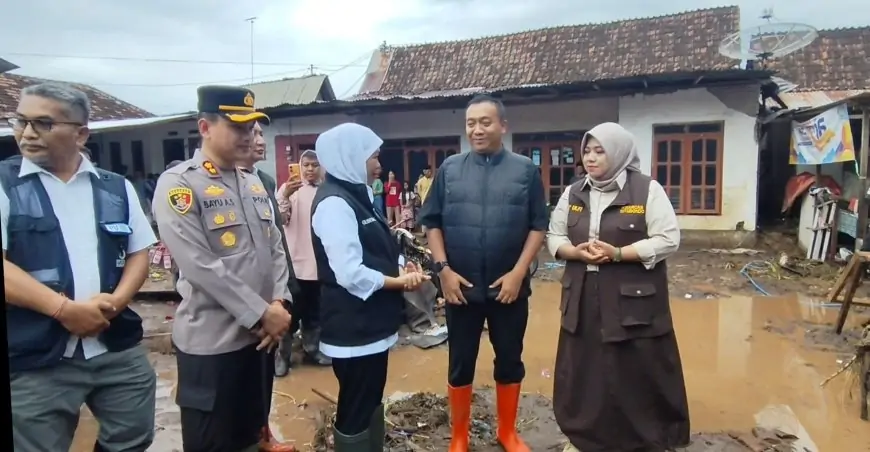 Tinjau Banjir di Banyuglugur, Gubernur Khofifah Dorong Pengerukan Sungai dan Modifikasi Cuaca di Situbondo