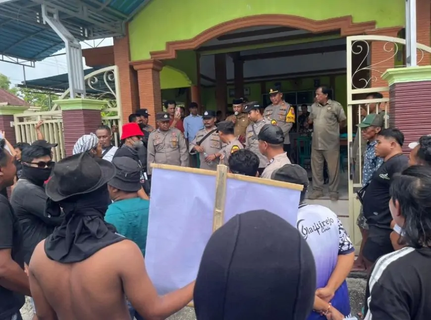 Warga Blawirejo Lamongan Gelar Aksi Tuntut Transparansi Dana Desa dan RAB, Kepala Desa Mangkir