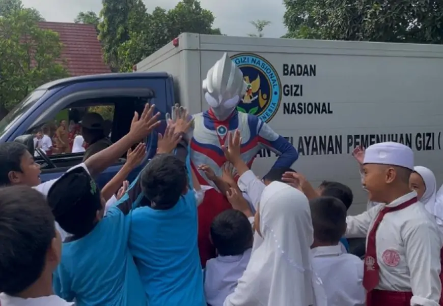 Ultraman Bawa MBG  Hebohkan  Siswi SDN hingga  Nangis Histeris