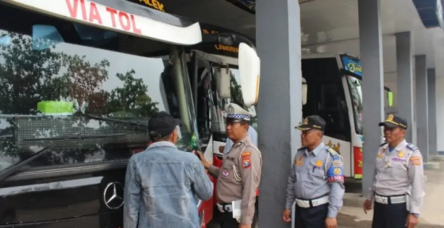 Cegah Tragedi di Jalan, Satlantas Polres Trenggalek Sisir Kelayakan Bus di Terminal Surodakan