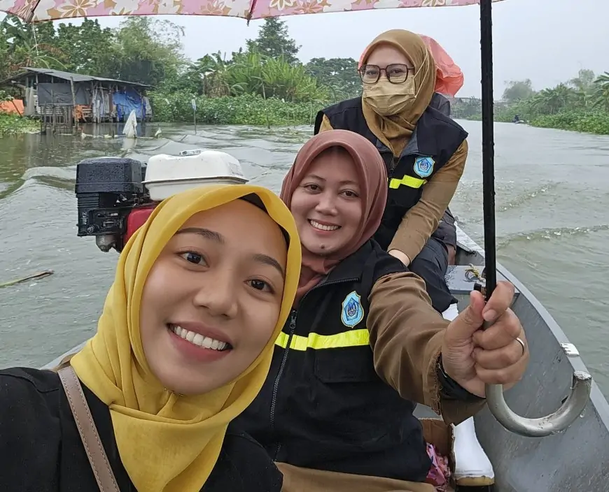 Perjuangan Tim PSC 119 Dinkes Lamongan Terjang Hujan Angin dan Eceng Gondok