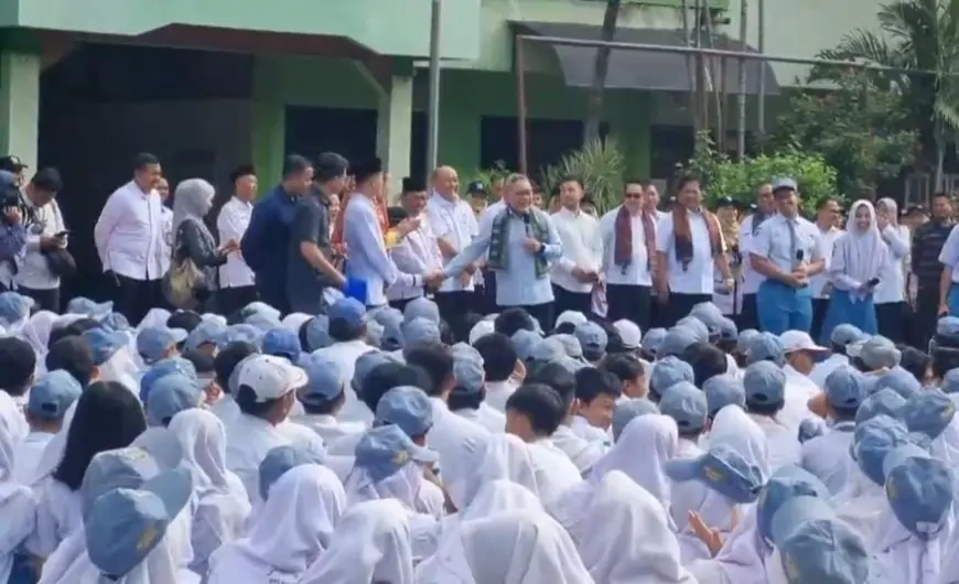 Menko Zulhas Blusukan ke Sekolah di Gresik, Cek Langsung Makan Bergizi Gratis