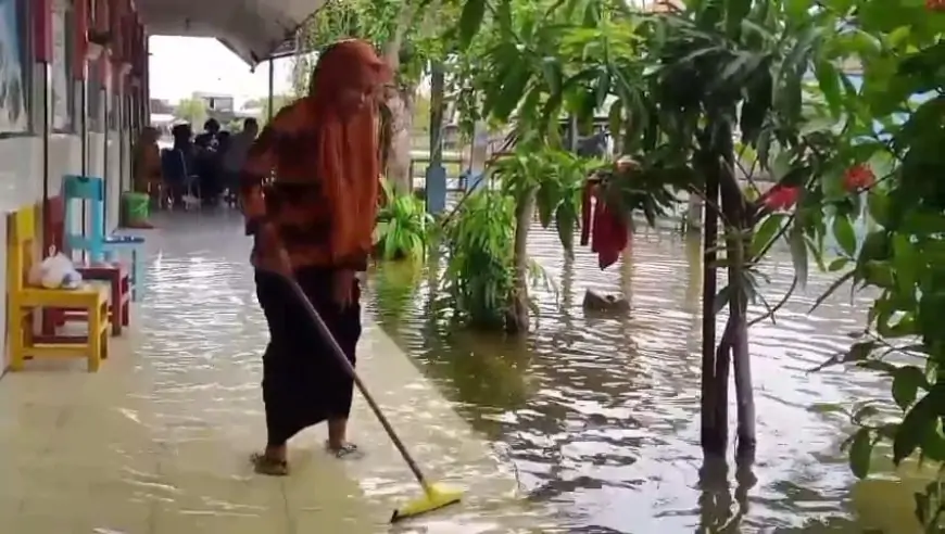 SDN Somosari Lamongan Terendam Banjir, Siswa Terpaksa Belajar di Musala