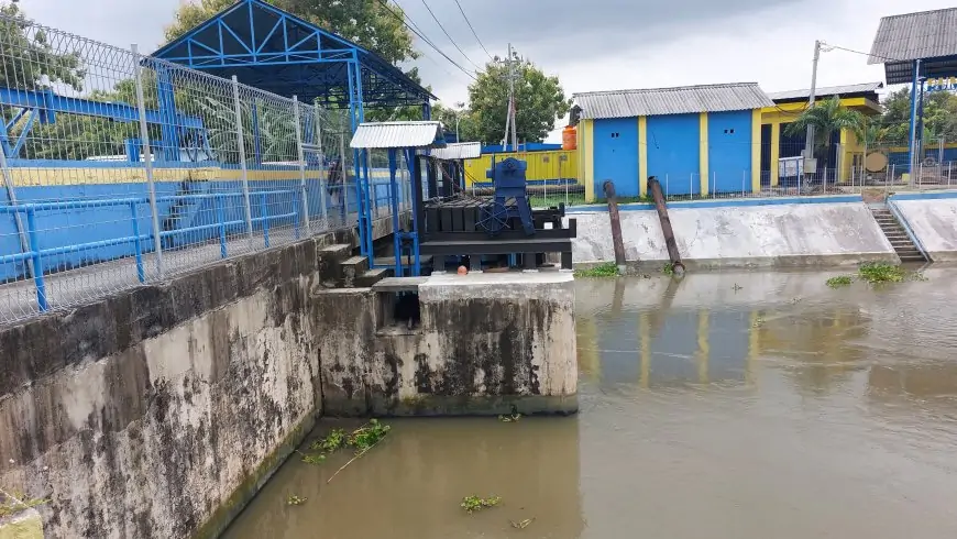TMA Kali Blawi Lamongan Terus Turun ke Angka +0.64, Pintu Air Kuro Tetap Optimal