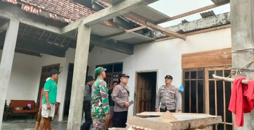 Angin Puting Beliung Terjang Desa Gesikan Tulungagung, Sejumlah Rumah dan Madrasah Rusak