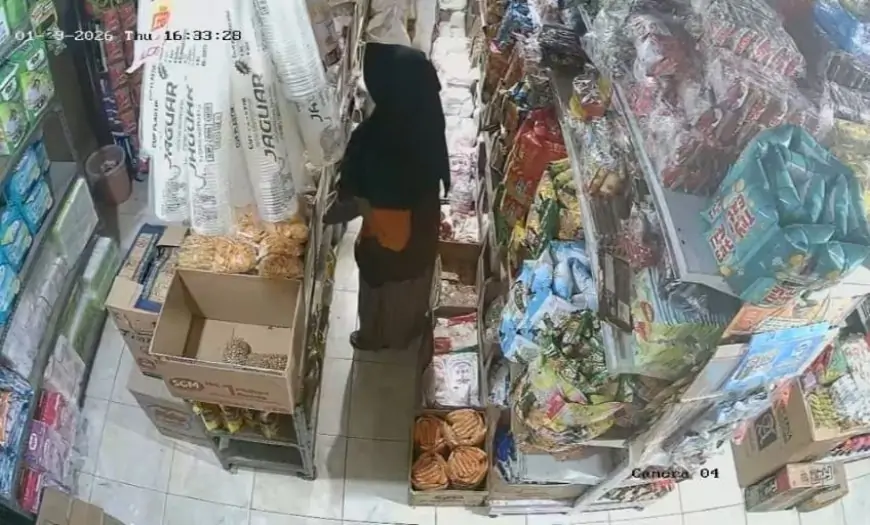 Aksi Emak-emak di Lamongan Diduga Mencuri Terekam CCTV, Selipkan Barang Kedalam Baju
