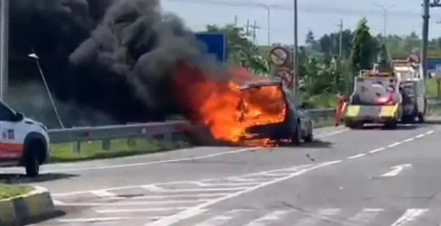 Kepulan Asap Disusul Ledakan, BMW X3 Hangus Terbakar di Gerbang Tol Kedamean