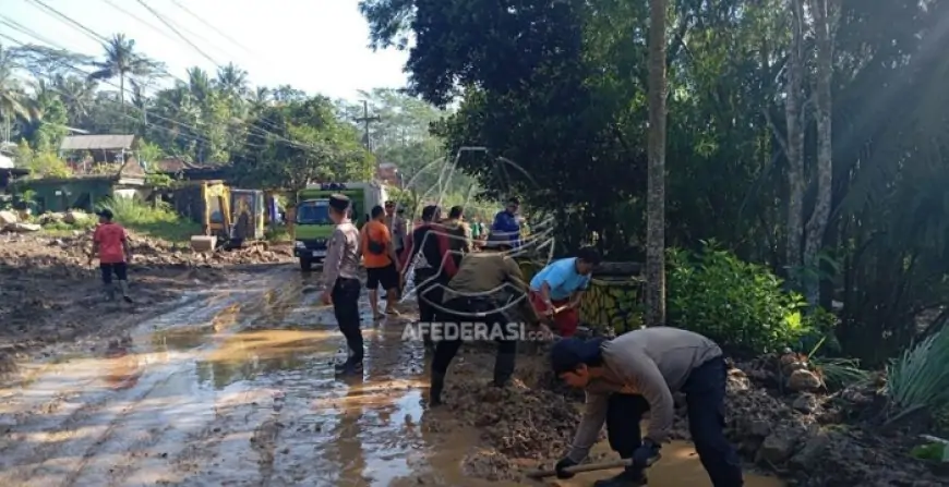 Luapan Sungai Tutup Jalur Utama Bandung–Watulimo, Petugas dan Warga Bergerak Cepat Lakukan Pembersihan