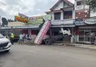 Dump Truk Muatan Krikil Alami Kecelakaan Tunggal di Situbondo, Bak Terangkat dan Tersangkut Kanopi Restoran