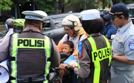 Bagi Cokelat ke Pengendara Tertib, Cara Humanis Satlantas Gresik Edukasi Keselamatan Lalin