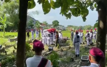 Pemakaman Prajurit Marinir Asal Lamongan Korban Longsor Cisarua Diwarnai Isak Tangis Keluarga
