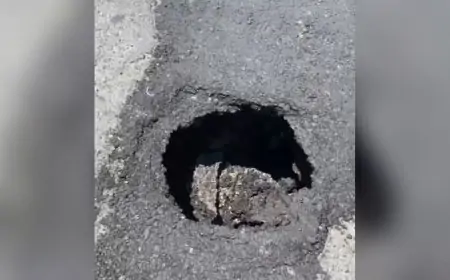 Lobang Berdiameter 40 Sentimeter Muncul di Jembatan Dinoyo Lamongan, Petugas Lakukan Perbaikan Darurat