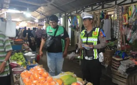 Blusukan ke Pasar Basah, Satlantas Polres Trenggalek Edukasi Keselamatan Berlalulintas