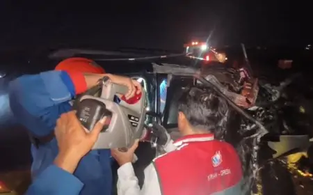 Penyelamatan Dramatis Mobil Pajero Hancur di Tol Krian–Gresik, Korban Tak Sadarkan Diri