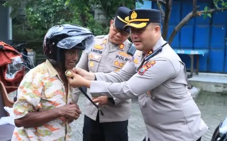 Peduli Keselamatan, Kapolres Gresik Bagi Helm Gratis kepada Pengemudi Becak Listrik